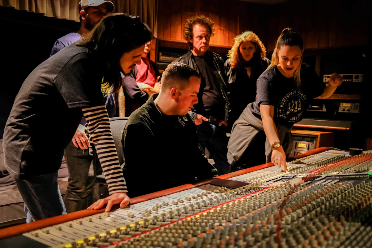 Oesch’s die Dritten geben ein Exklusivkonzert in den Powerplay Studios in Maur.